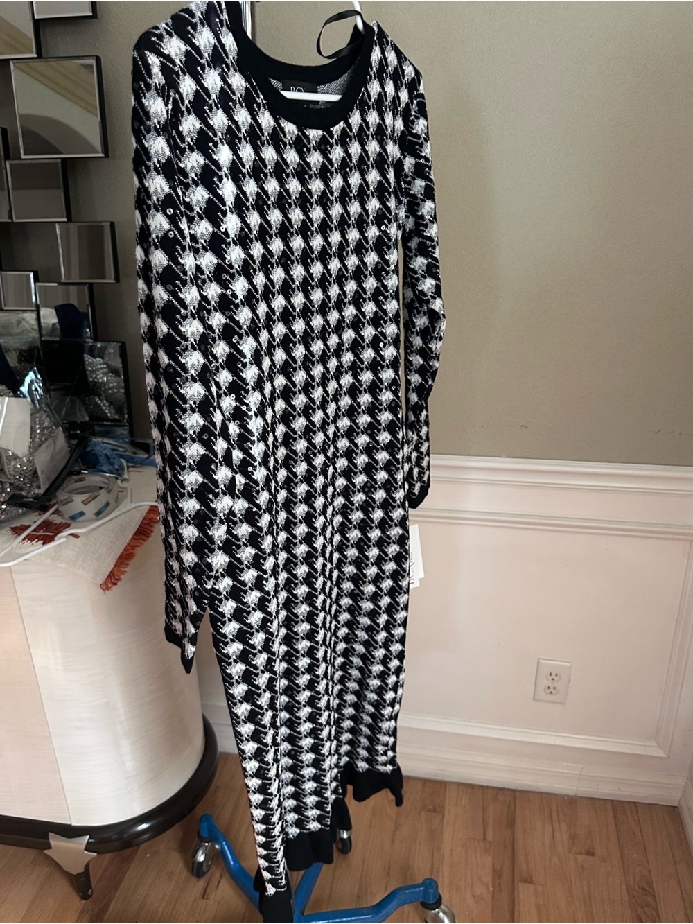 BCX Black & White Houndstooth Long Sleeve Knit Shift Dress